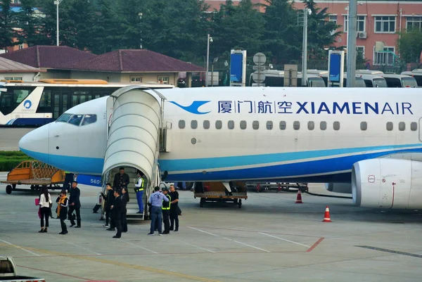 Passeggeri Sbarcano Aereo Jet Xiamen Airlines Presso Aeroporto Internazionale Qingdao — Foto Stock