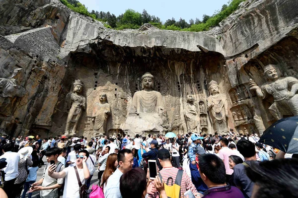 観光客は 2018 日中国中部の河南省洛陽市で労働者の日の休日の間に 竜門石窟や龍門石窟 龍門石窟を群衆します — ストック写真