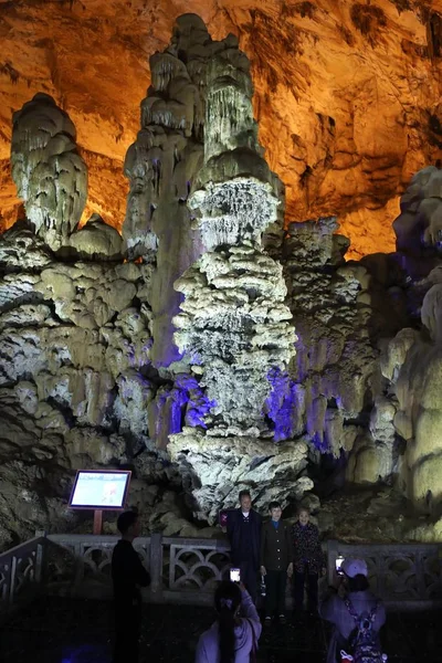 Grotte Zhijin Est Illuminée Par Des Lumières Colorées Dans Comté — Photo