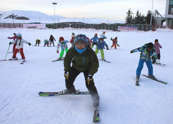Estudiantes Una Escuela Primaria Están Aprendiendo Esquiar Una Estación Esquí — Foto de Stock