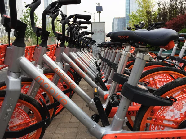 Papierschnittmuster Sind Auf Fahrrädern Des Chinesischen Fahrradverleihdienstes Mobike Auf Einer — Stockfoto