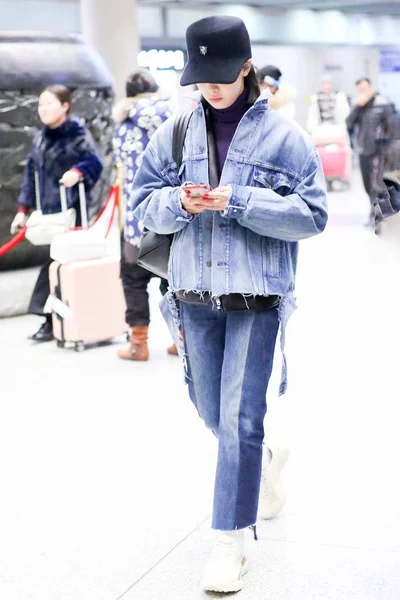 中国の歌手および女優ビクトリア歌や歌銭を使用して彼女の Iphone Smartphone 中国北京市に北京首都国際空港で 2018 — ストック写真