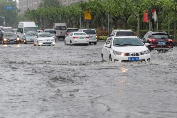 Çin Şangay Kentinde Şiddetli Yağmur Fırtınasında Sular Altında Kalan Yolda — Stok fotoğraf