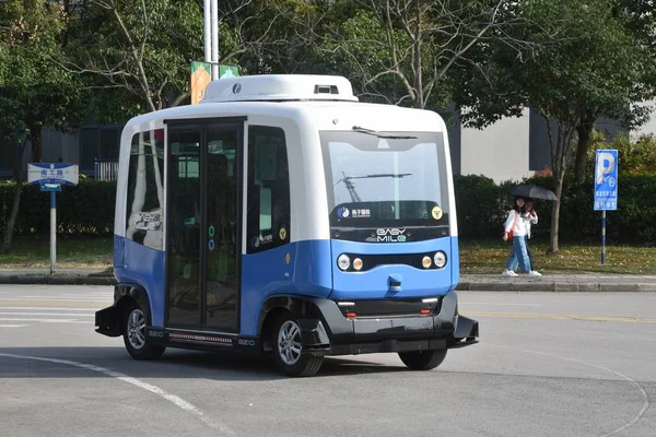 Primer Mini Bus Sin Conductor China Basado Tecnología Vehículo Conectado —  Fotos de Stock