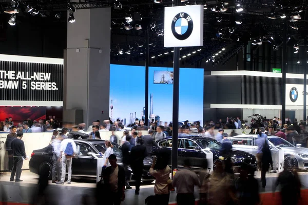 Menschen Besuchen Den Stand Von Bmw Während Der Shanghai International — Stockfoto