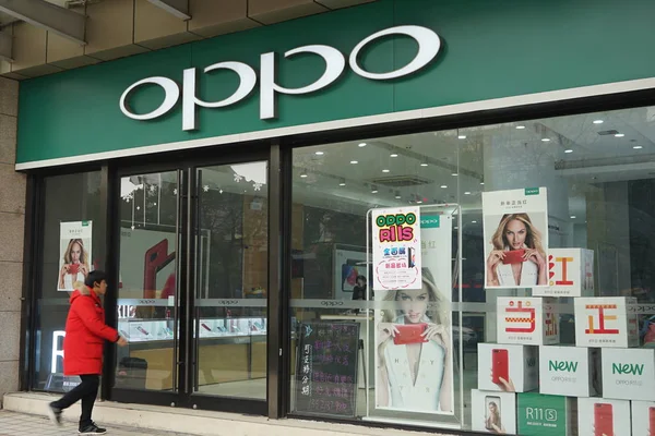 Seorang Pejalan Kaki Melewati Toko Telepon Genggam Oppo Shanghai Cina — Stok Foto