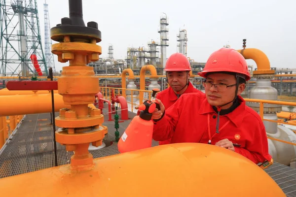 Técnicos Chineses Examinam Tubos Uma Planta Purificação Gás Natural Cnpc — Fotografia de Stock