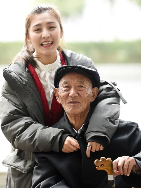 Mulher Chinesa Anos Idade Xuewei Posa Para Fotos Com Seu — Fotografia de Stock