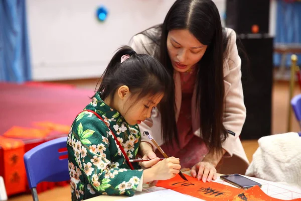 Ребенок Пишет Китайскую Каллиграфию Предстоящего Весеннего Фестиваля Китайского Нового Года — стоковое фото