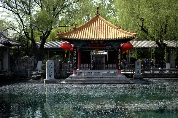 Tourists Visit Baotu Spring Scenic Area Covered Willow Catkins Nan — Stock Photo, Image