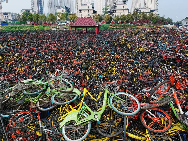 Biciclette Dei Servizi Bike Sharing Cinesi Sono Ammucchiate Intorno All — Foto Stock