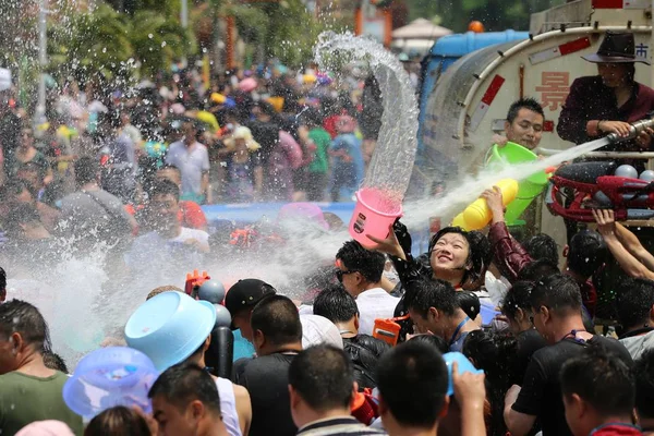Местные Жители Туристы Поливают Воду Отпраздновать Фестиваль Полива Воды Улице — стоковое фото