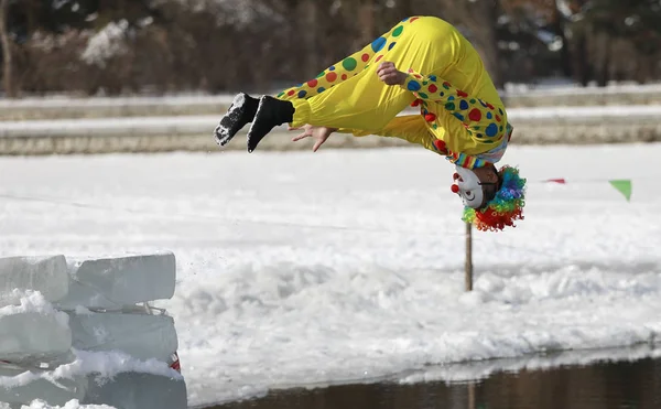 Appassionato Nuoto Invernale Cinese Vestito Con Costume Clown Esibisce Divertenti — Foto Stock