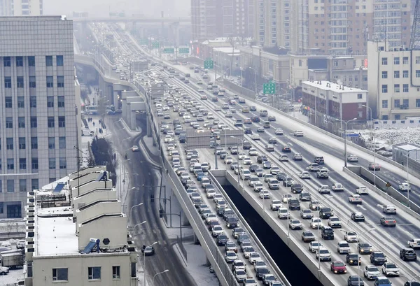 Massas Veículos Movem Lentamente Uma Estrada Elevada Coberta Neve Engarrafamento — Fotografia de Stock