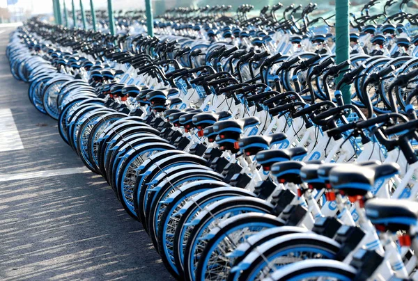Ποδήλατα Hellobike Και Άλλες Κινεζικές Υπηρεσίες Ποδήλατο Επιμερισμού Παρατάσσονται Ένα — Φωτογραφία Αρχείου