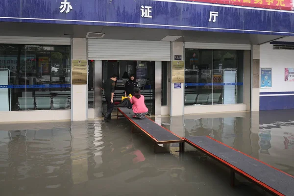Ein Bürger Geht Nach Heftigen Regenfällen Der Stadt Kunming Provinz — Stockfoto