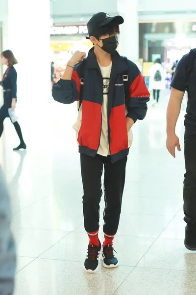 Jackson Yee Yangqianxi Grupo Masculino Chinês Tfboys Retratado Aeroporto Internacional — Fotografia de Stock