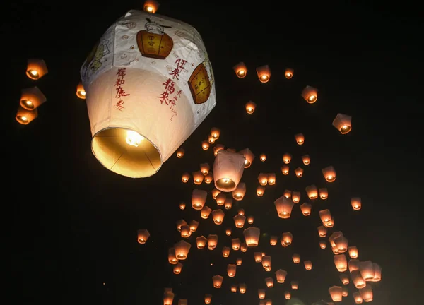 Taiwan Out Turistas Taiwaneses Estrangeiros Lançam Lanternas Céu Esperança Boa — Fotografia de Stock