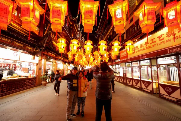 Pessoas Vêem Lanternas Durante Uma Feira Lanternas Yuyuan Garden Xangai — Fotografia de Stock