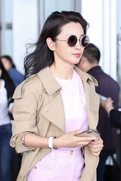 Die Chinesische Schauspielerin Bingbing Geht Nach Der Landung Auf Dem — Stockfoto