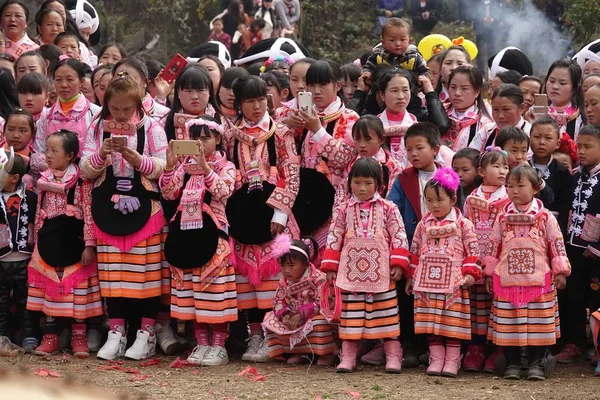 伝統的な衣装を着たミアオ族の女性と少女が 中国南西部の貴州省リウパンシュイ市のスオガ町で開催される ティアオワ フェスティバルに参加する 2018年2月25日 — ストック写真