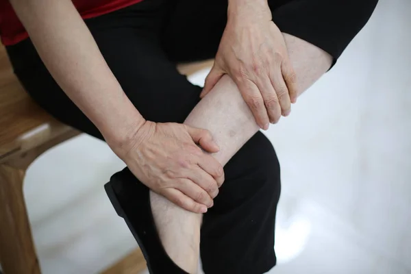 Årig Kinesisk Kvinna Yang Guang Gör Massage För Benen Efter — Stockfoto