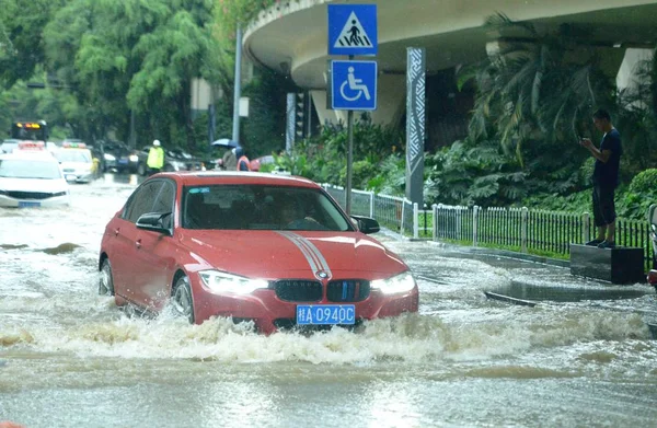 Автомобиль Едет Затопленной Дороге Вызванной Сильным Ливнем Городе Наньнин Провинция — стоковое фото