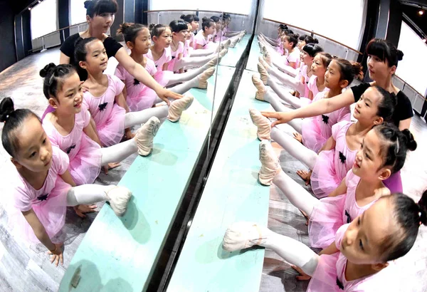 Unga Kinesiska Flickor Sträcker Benen För Att Lära Sig Dansa — Stockfoto