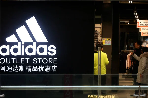 Toko Pakaian Olahraga Adidas Kota Huaian Provinsi Jiangsu Cina Timur — Stok Foto