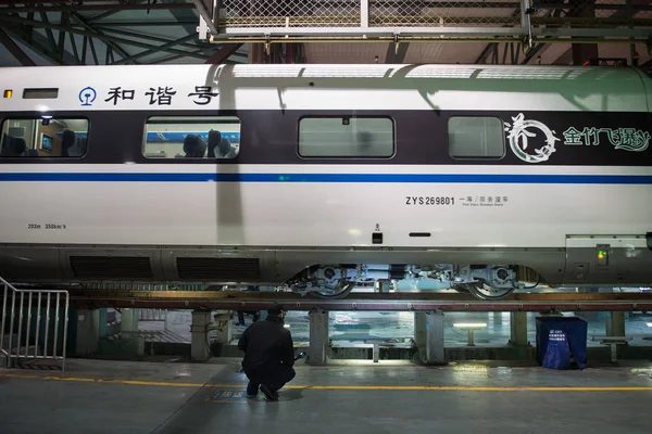 Chiński Pracownik Sprawdza Crh China Railway High Speed Pocisku Pociągu — Zdjęcie stockowe