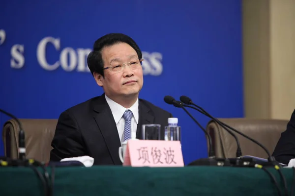 2014年3月11日 中国保险监督管理委员会 Circ 主席项俊波在中国北京媒体中心举行的第十二届全国人大第二届会议新闻发布会上发表讲话 — 图库照片