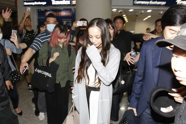 Cantor Japonês Namie Amuro Dirige Para Saída Depois Desembarcar Aeroporto — Fotografia de Stock