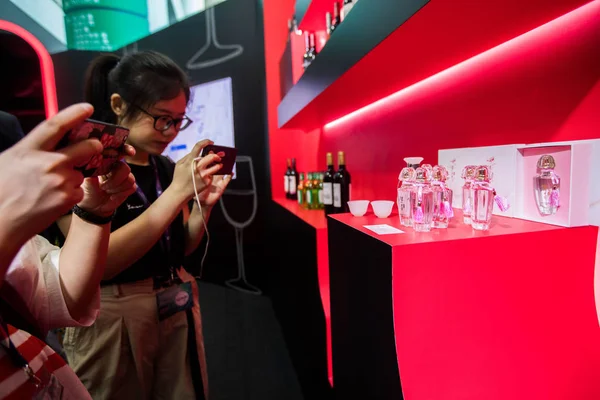 Visitante Toma Fotos Botellas Cóctel Con Forma Famosa Marca China — Foto de Stock