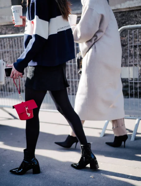 Trendig Fotgängare Promenad Gatan Paris Mode Vecka Höst Vinter 2018 — Stockfoto