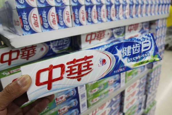 Customer Shops Zhonghua Dentifrice Unilever Supermarket Xuchang City Central China — стоковое фото