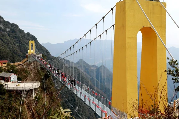 Turyści Chodzą Chin Najwyższy Most Szklanym Dnem Górach Batai Wysokości — Zdjęcie stockowe