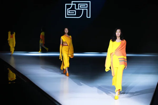 モデルは 2018 日卒業設計作品で北京ファッション工科大学 Bift 北京でのファッションショーの実行中の卒業生で編物の作品を表示します — ストック写真