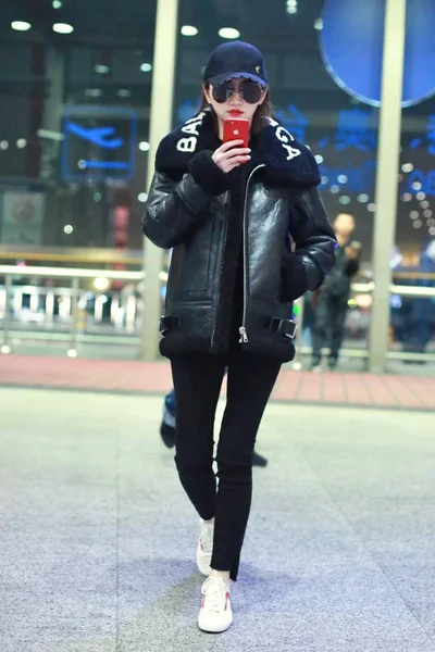 Китайская Актриса Цзин Тянь Носит Солнцезащитные Очки Полностью Черном Наряде — стоковое фото