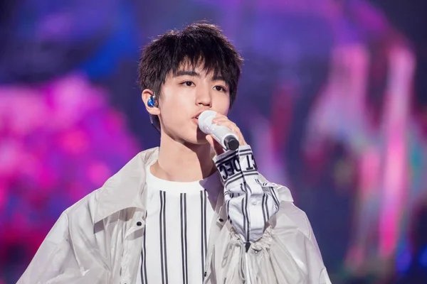 Karry Wang Wang Junkai Del Grupo Chino Tfboys Realiza Durante —  Fotos de Stock