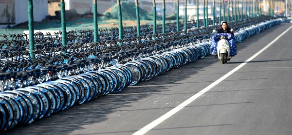 Biciclette Hellobike Altri Servizi Bike Sharing Cinesi Sono Allineati Marciapiede — Foto Stock
