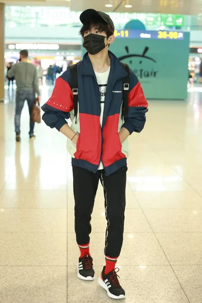 Jackson Yee Yangqianxi Grupo Masculino Chinês Tfboys Retratado Aeroporto Internacional — Fotografia de Stock