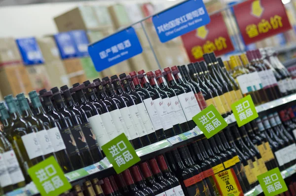 Butelki Wina Domowego Wina Przywożonego Zagranicy Sprzedaż Supermarkecie Guangzhou Miasta — Zdjęcie stockowe