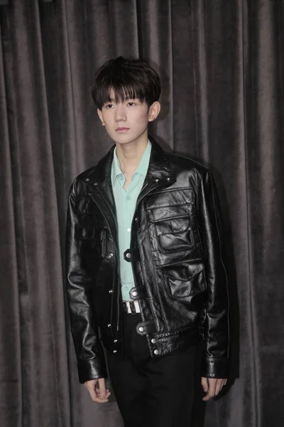 Roy Wang Eller Wang Yuan Kinesisk Pojke Gruppen Tfboys Ankommer — Stockfoto