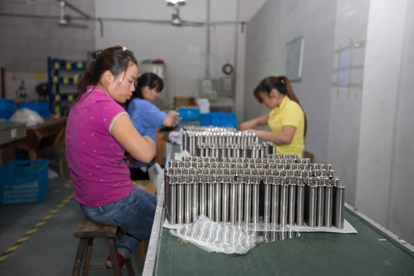 労働者は 永康市 中国東部の浙江省 2017 日中国の若い男 李の工場でステンレス ワイン鍋 — ストック写真