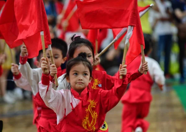 幼児は 2018 日中国南部の広東省広州市で 2018 広州嶺南武道 無形文化遺産ウィーク 中に格闘技を実行 — ストック写真