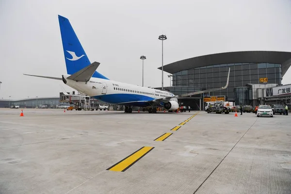 Egy Utasszállító Repülőgép Xiamen Airlines Arra Készül Hogy Vegye Terminál — Stock Fotó