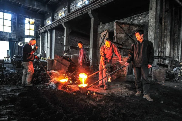 Chinese Workers Produce Steel Steel Plant East China Shandong Province — Stock Photo, Image