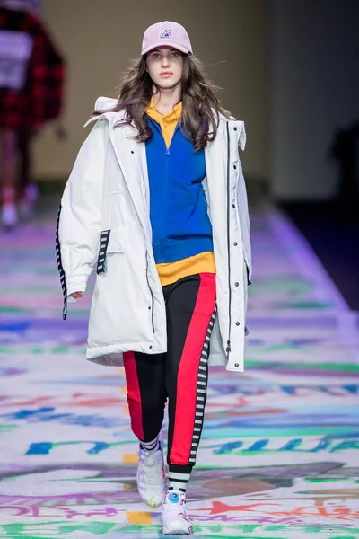 Modell Visar Skapelse Modevisning Mishka Den Shanghai Mode Vecka Höst — Stockfoto