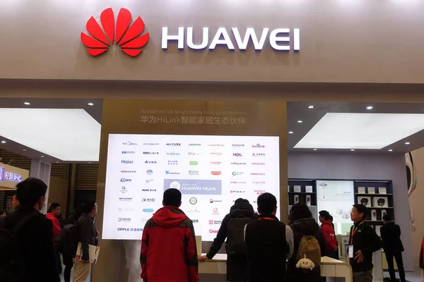 File People Visit Stand Huawei Exhibition Shanghai China March 2018 — стоковое фото