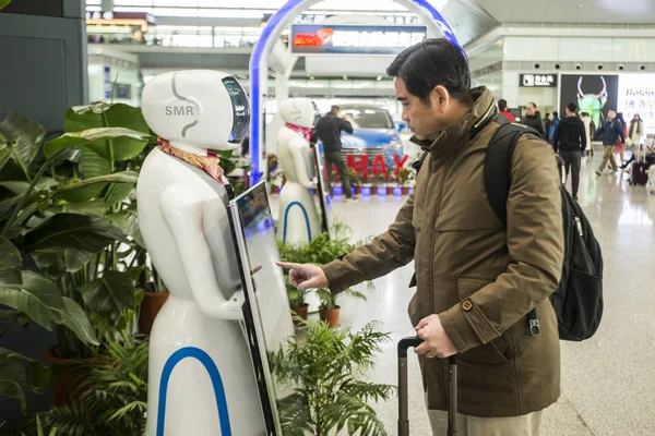Pasajero Chino Interactúa Con Robot Inteligente Estación Tren Norte Xian —  Fotos de Stock